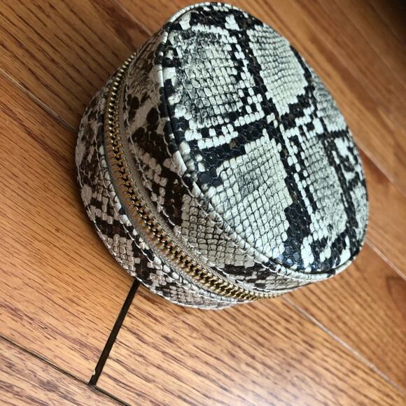 WOLF DESIGNS Round Zip Jewelry Case Animal Print NWT - Picture 6 of 8